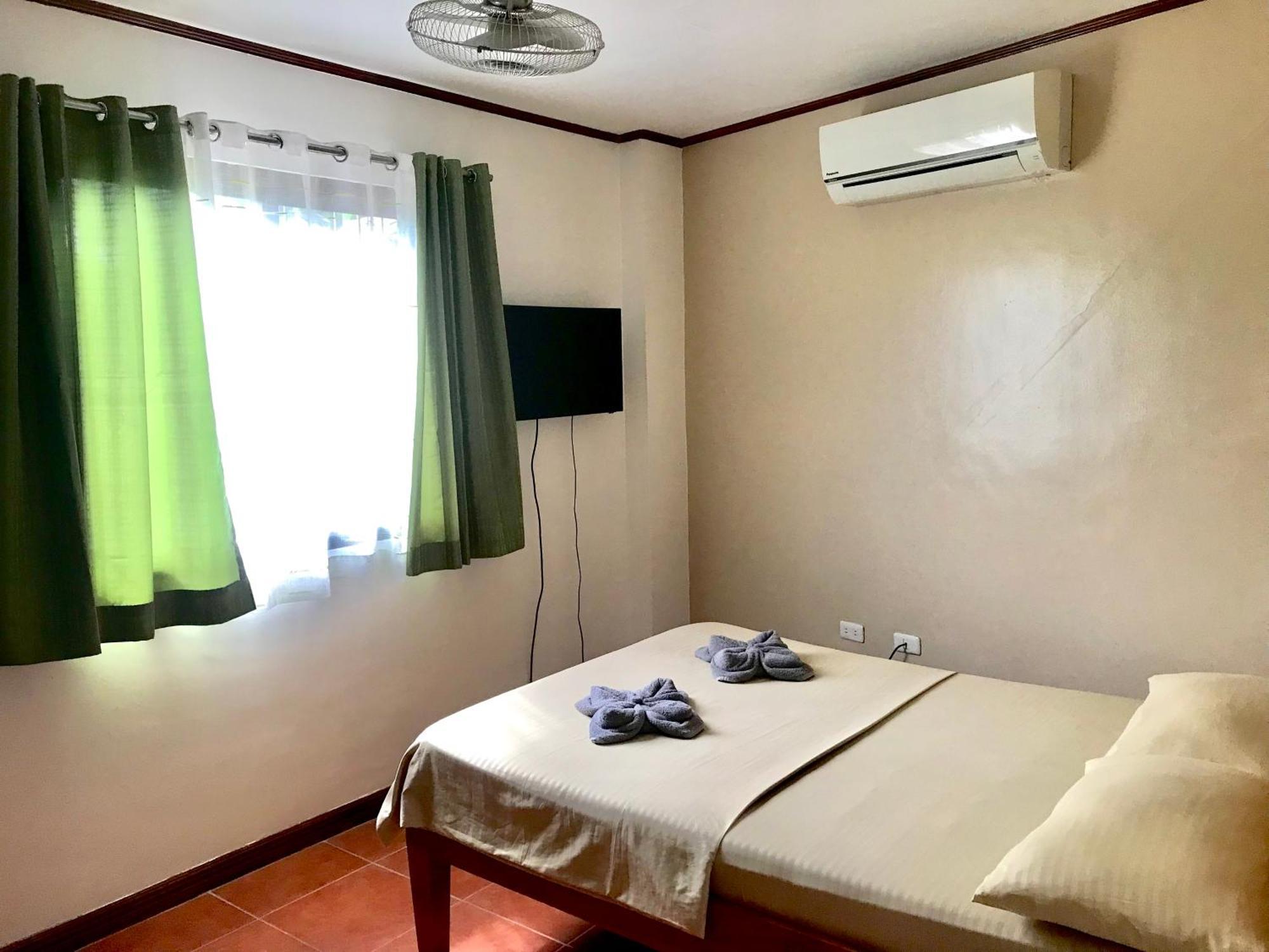 Badladz Staycation Condos Puerto Galera Exterior foto